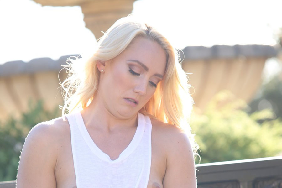 Blonde American babe 